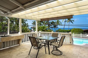 A covered outdoor area with a pool, a table with chairs, and a kitchen area. - 🌴Hale Honu | AC | Ocean Views | Renovated Master | A Diver's Paradise Awaits🌴 (Kailua Kona)