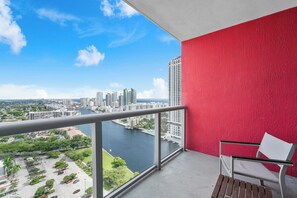 Property grounds - Sunny Studio Retreat with Balcony and Water Views (Hallandale Beach)