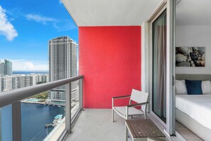 Property grounds - Sunny Studio Retreat with Balcony and Water Views (Hallandale Beach)