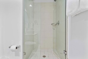 Shower, hair dryer, towels, shampoo - Sunny Bayview Apt with Balcony and Beach Access 2BR (Hallandale Beach)