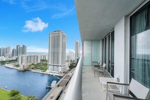 Property grounds - Sunny Bayview Apt with Balcony and Beach Access 2BR (Hallandale Beach)