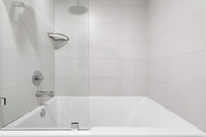Dusche, Haartrockner, Handtücher, Shampoo
