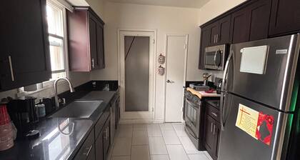 Pleasant 2-bedroom apartment with AC in Beverly Hills Near Rodeo Dr.