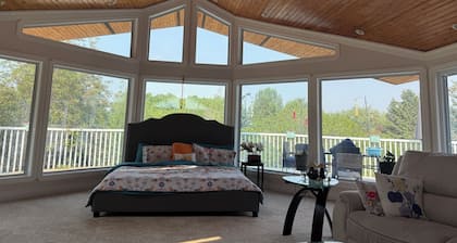 THE GREEN ACRES GETAWAY
Strathmore