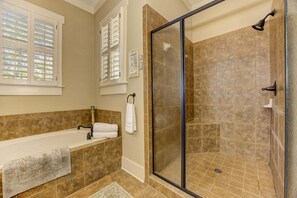 Shower, jetted bath, towels - Serenity on the Ridge - Spacious Retreat in Big Canoe (Jasper)