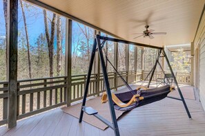 Terrace/patio - Serenity on the Ridge - Spacious Retreat in Big Canoe (Jasper)