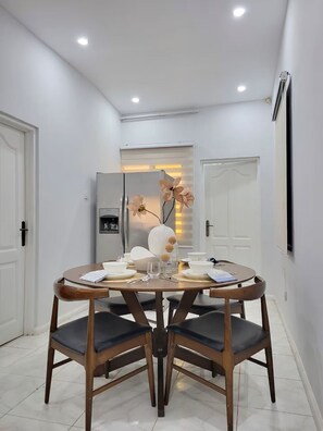 Dining - Cozy Duafe Villa/WI-FI/ 24hr Security/10mins to Airport (Adenta Municipality)