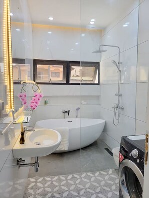 Hair dryer, towels, soap, toilet paper - Cozy Duafe Villa/WI-FI/ 24hr Security/10mins to Airport (Adenta Municipality)