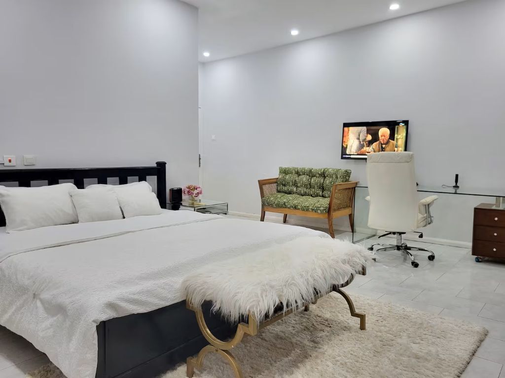 3 bedrooms, iron/ironing board, travel crib, WiFi (free)