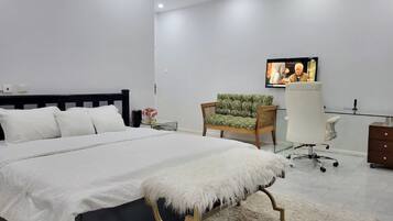 3 bedrooms, iron/ironing board, travel crib, WiFi (free)