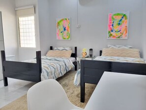 3 habitaciones, tabla de planchar con plancha y cuna de viaje 