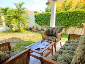 Terrace/patio - Cozy Duafe Villa/WI-FI/ 24hr Security/10mins to Airport (Adenta Municipality)