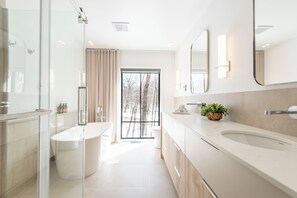 Shower, hair dryer, towels - Villa Eclipse Solaire | Hot tub & Sauna  | Walk to Ski-in Ski-out | Tremblant Living (Mont-Tremblant)