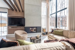 Smart TV, fireplace, table football, stereo - Villa Eclipse Solaire | Hot tub & Sauna  | Walk to Ski-in Ski-out | Tremblant Living (Mont-Tremblant)