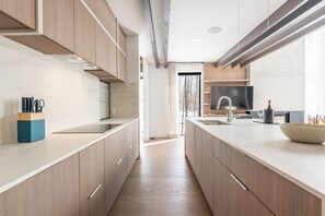 Fridge, microwave, oven, stovetop - Villa Eclipse Solaire | Hot tub & Sauna  | Walk to Ski-in Ski-out | Tremblant Living (Mont-Tremblant)