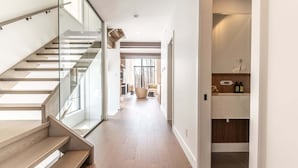 Ein zeitgemäßes Interieur mit Treppe, Flur und Badezimmerbereich.