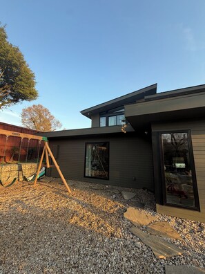 Children's area - Cottonwood Retreat, a unique luxury and urban Farm experience (Dallas)