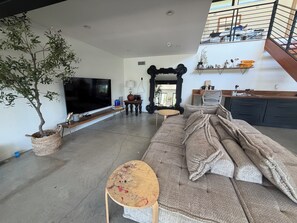 Living area - Cottonwood Retreat, a unique luxury and urban Farm experience (Dallas)