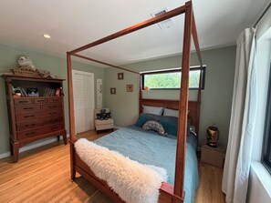 Room - Cottonwood Retreat, a unique luxury and urban Farm experience (Dallas)