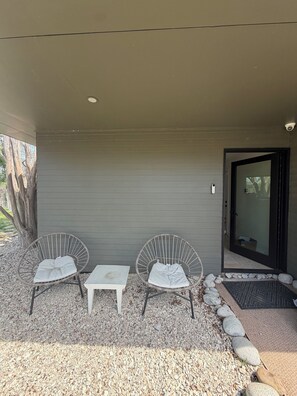 Terrace/patio - Cottonwood Retreat, a unique luxury and urban Farm experience (Dallas)