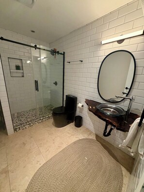 Shower, hair dryer, towels, soap - Cottonwood Retreat, a unique luxury and urban Farm experience (Dallas)