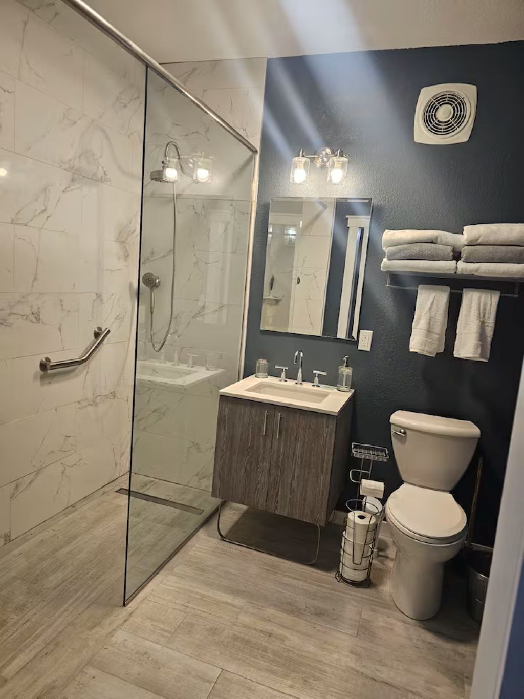Douche, sèche-cheveux, bidet, serviettes fournies