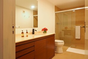 Family Apartment, 3 Bedrooms, Balcony, City View | Bathroom - Polanco Family Terrace By The Local Way (Mexico City)