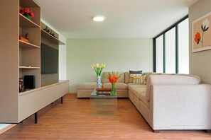 Apartamento família, 3 quartos, sacada, vista para a cidade | Área de estar