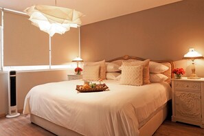 Apartamento família, 3 quartos, sacada, vista para a cidade | Cofres nos quartos, cortinas blackout, ferros/tábuas de passar roupa