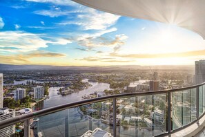 Property grounds - INN PARADISE Family Retreat (Surfers Paradise)