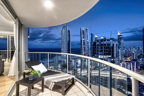 Property grounds - INN PARADISE Family Retreat (Surfers Paradise)