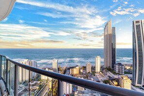 Property grounds - INN PARADISE Family Retreat (Surfers Paradise)