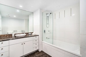 Hair dryer, towels - INN PARADISE Family Retreat (Surfers Paradise)
