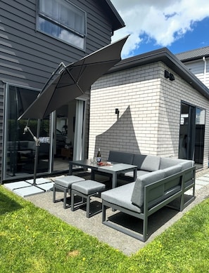Outdoor dining - Rooms with Home Comfort (Hamilton)