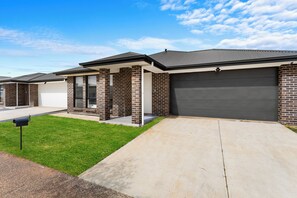 Exterior - Brand New 4BR retreat | Stylish and Spacious (Davoren Park)