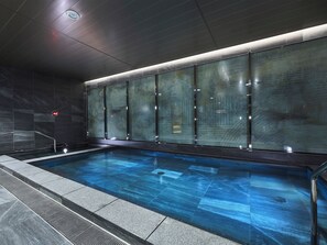 A modern indoor swimming pool with glass walls and a digital clock. - Daiwa Roynet Hotel Matsue-ekimae (Matsue)