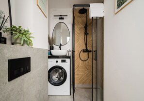 Shower, hair dryer, towels - Krasiński Garden Skyline Apartment (Warszawa)