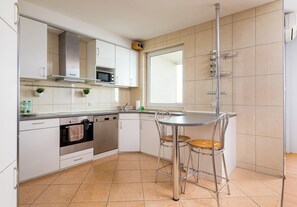 Fridge, microwave, oven, stovetop - Wola Kacza Spacious Apartment (Warszawa)