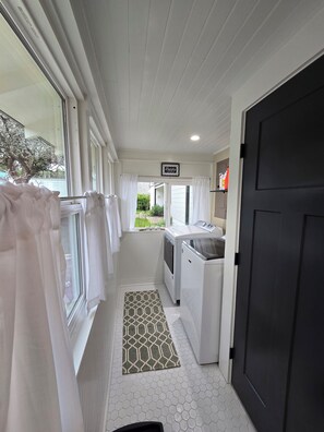 Interior - Beautiful 3 bed 3 bath home close to beaches, dunes, golf and hiking. (Coos Bay)