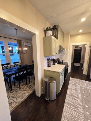 Microwave, oven, stovetop, dishwasher - Beautiful 3 bed 3 bath home close to beaches, dunes, golf and hiking. (Coos Bay)