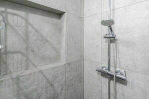 Shower, hair dryer, towels - Młodych Patriotów Chic Studio (Gliwice)