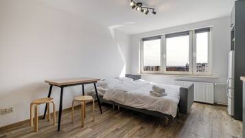 Iron/ironing board, WiFi, bed sheets
