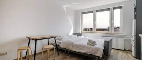 Tabla de planchar con plancha, wifi y ropa de cama
