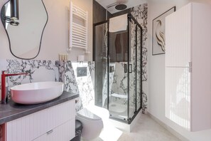 Shower, hair dryer, towels - Kościuszki Luxury Apartment (Katowice)