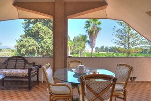 Outdoor dining - Villa Rubino, Elegant Country House with Pool (Syracuse)