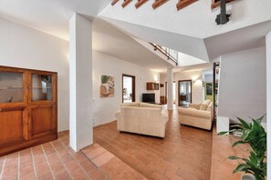 TV, fireplace - Villa Il Ginepro, Family-Friendly near Syracuse (Floridia)