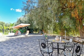 Outdoor dining - Villa Il Ginepro, Family-Friendly near Syracuse (Floridia)