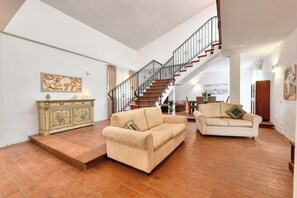 TV, fireplace - Villa Il Ginepro, Family-Friendly near Syracuse (Floridia)