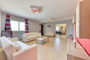 TV - Villa Luce, close to town (Floridia)