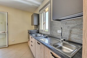 Frigorifero, forno, piano cottura, lavastoviglie